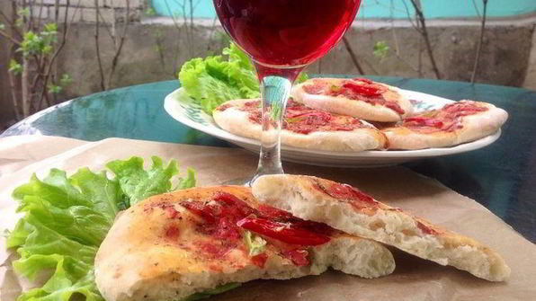 фокачча с томатами и базиликом