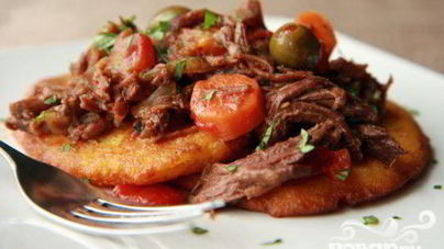 Говядина с кукурузными лепешками