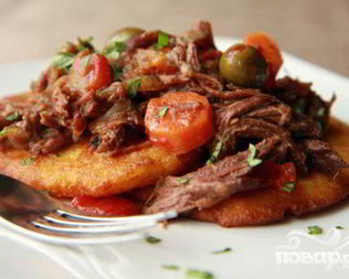 Говядина с кукурузными лепешками