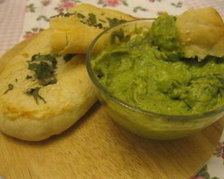 Индийские лепешки Наан с соусом из авокадо