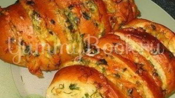 хрустящий хлебушек пропитанный маслом, сыром и чесночком