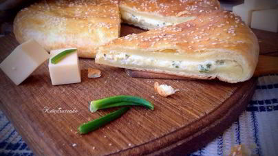 Лепешка из творожного теста с сыром и зеленью