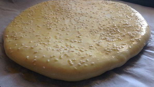 лепешка из творожного теста с сыром и зеленью