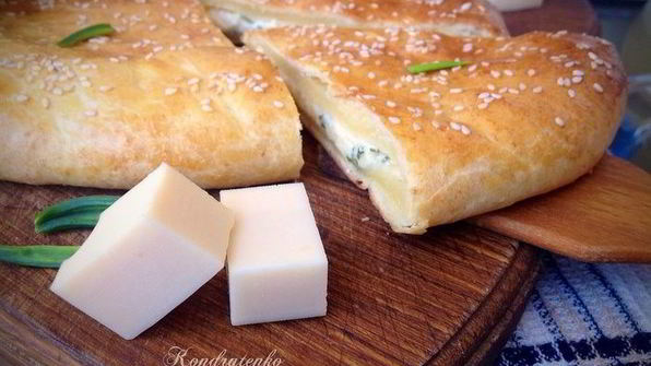 лепешка из творожного теста с сыром и зеленью