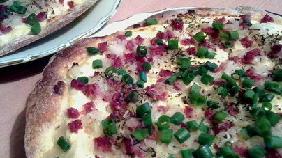 Лепешки из пресного теста с беконом