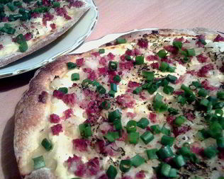 Лепешки из пресного теста с беконом