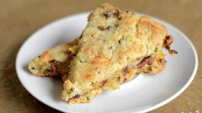 Лепешки с беконом, луком и сыром