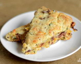 Лепешки с беконом, луком и сыром