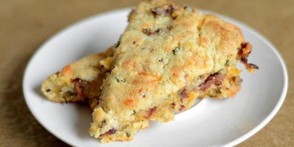 Рецепт лепешки с беконом, луком и сыром