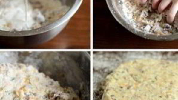 лепешки с беконом, луком и сыром