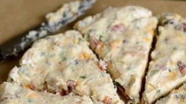 лепешки с беконом, луком и сыром