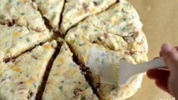 лепешки с беконом, луком и сыром