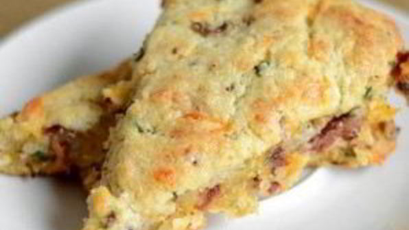 лепешки с беконом, луком и сыром