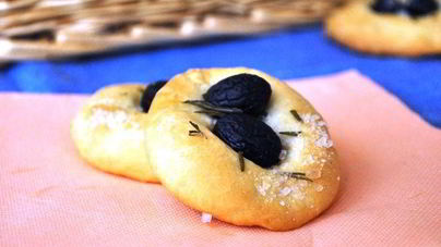 Лепешки с чесноком и розмарином