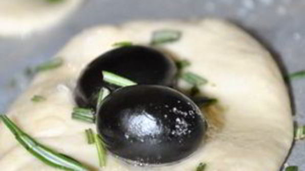 лепешки с чесноком и розмарином