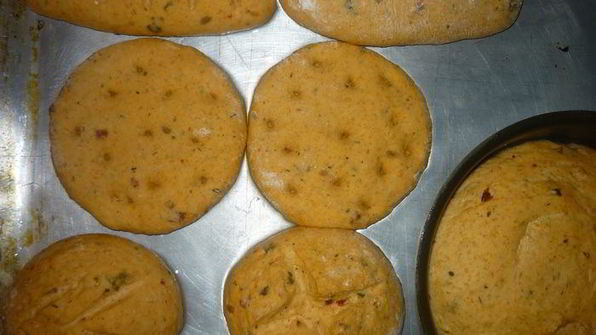 лепешки с кукурузной мукой, сыром и пряностями