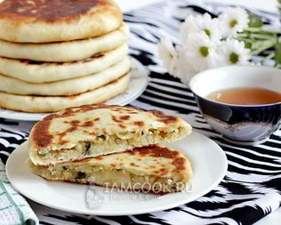 Лепешки с начинкой из риса и яйца