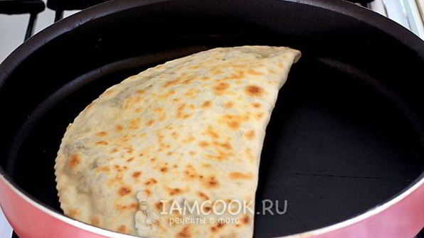 лепешки с начинкой на сковороде