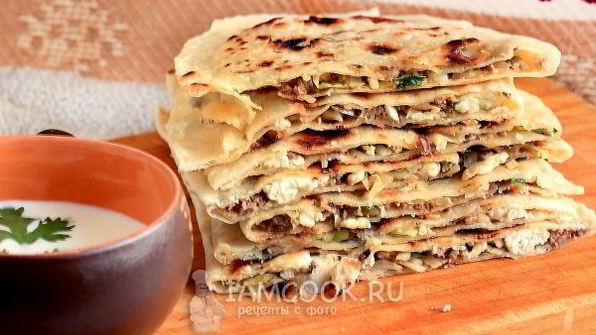 лепешки с начинкой на сковороде