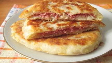 Лепешки с сыром и ветчиной