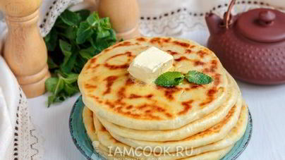 Лепешки с сыром и зеленью на сковороде