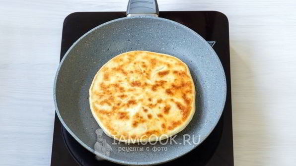 лепешки с сыром и зеленью на сковороде