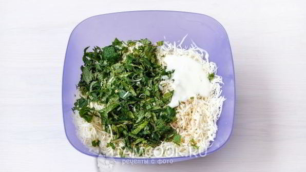 лепешки с сыром и зеленью на сковороде