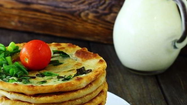 лепешки с зеленым луком на сковороде