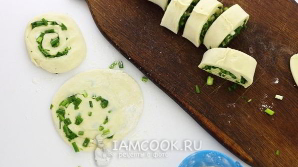 лепешки с зеленым луком на сковороде