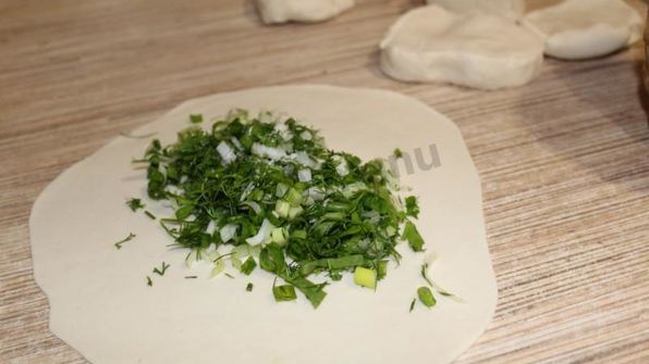 лепешки с зеленью на сковороде