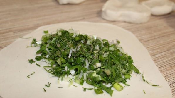 лепешки с зеленью на сковороде