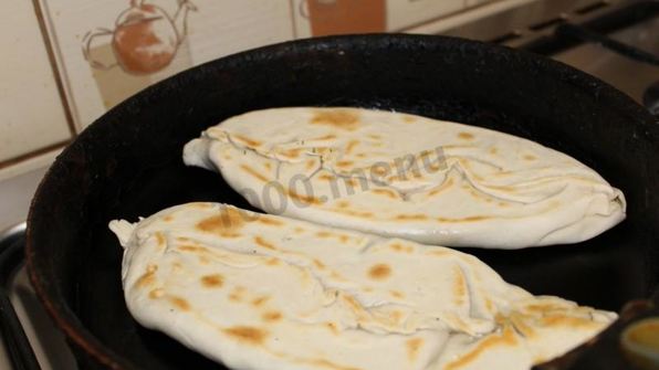 лепешки с зеленью на сковороде