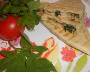 Лепешки со снытью, рисом и изюмом