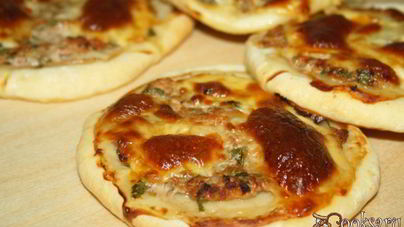 Лепешки со свининой и сыром