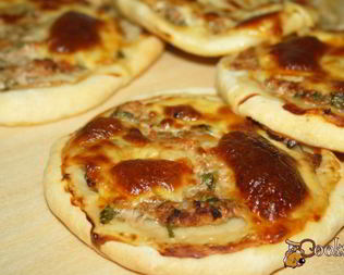 Лепешки со свининой и сыром