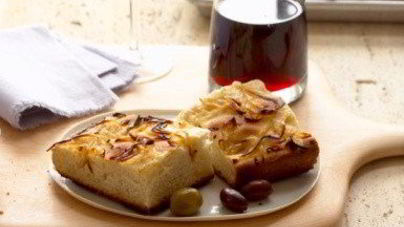 Луковая фокачча с оливками и красным вином