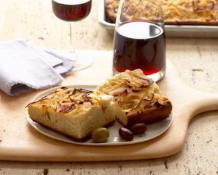 Луковая фокачча с оливками и красным вином
