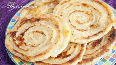 Спиралевидные лепешки с творогом и сыром