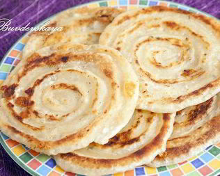 Спиралевидные лепешки с творогом и сыром