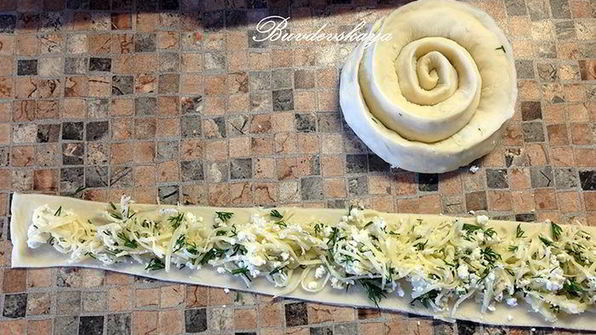 спиралевидные лепешки с творогом и сыром