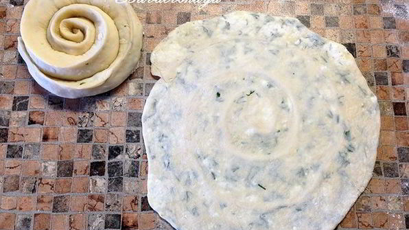 спиралевидные лепешки с творогом и сыром