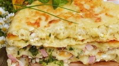 Сырные лепешки с копченой грудинкой