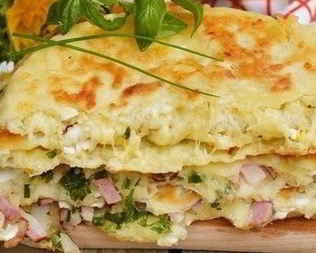 Сырные лепешки с копченой грудинкой