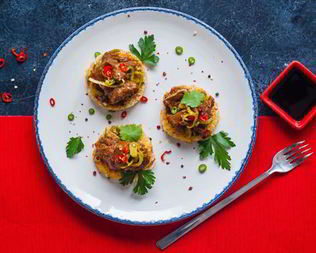 Тушеная курица с хрустящими рисовыми лепешками