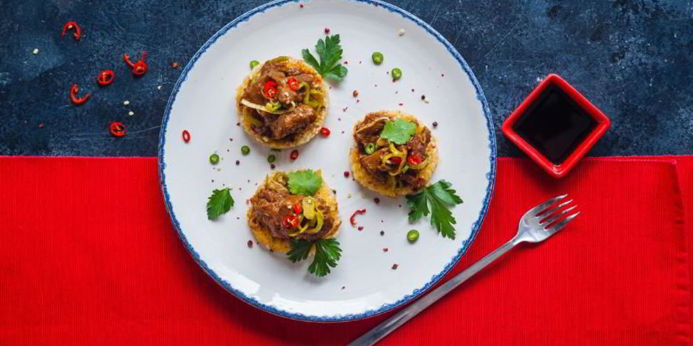 Рецепт тушеная курица с хрустящими рисовыми лепешками