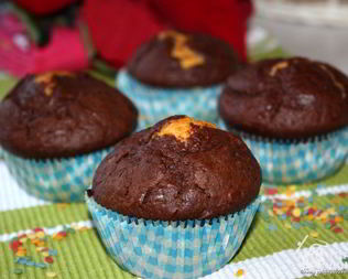 Двухцветные маффины с морковью и какао