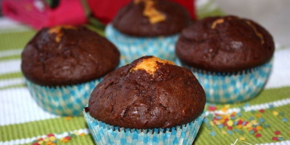 Рецепт двухцветные маффины с морковью и какао