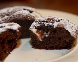 Кофейные маффины с черным и белым шоколадом