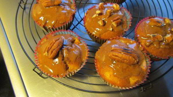 маффины с абрикосами, орехами пекан и коричной помадкой