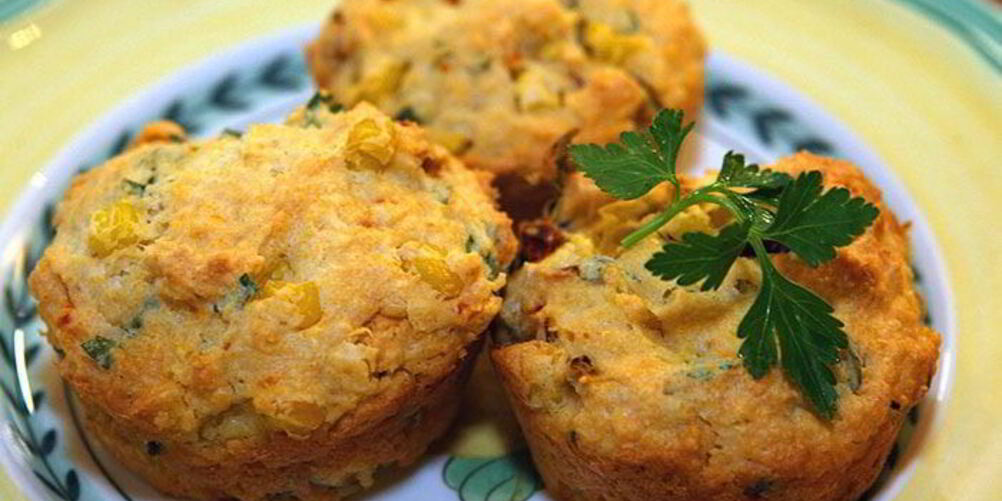 Рецепт маффины с чесноком и вялеными помидорами